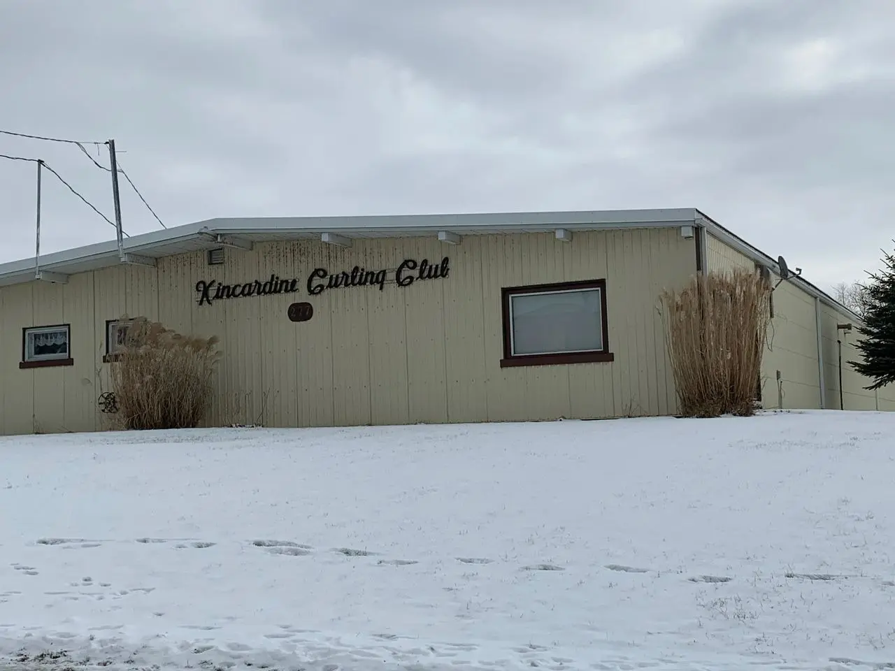 A building with the words " kenosha country club ".