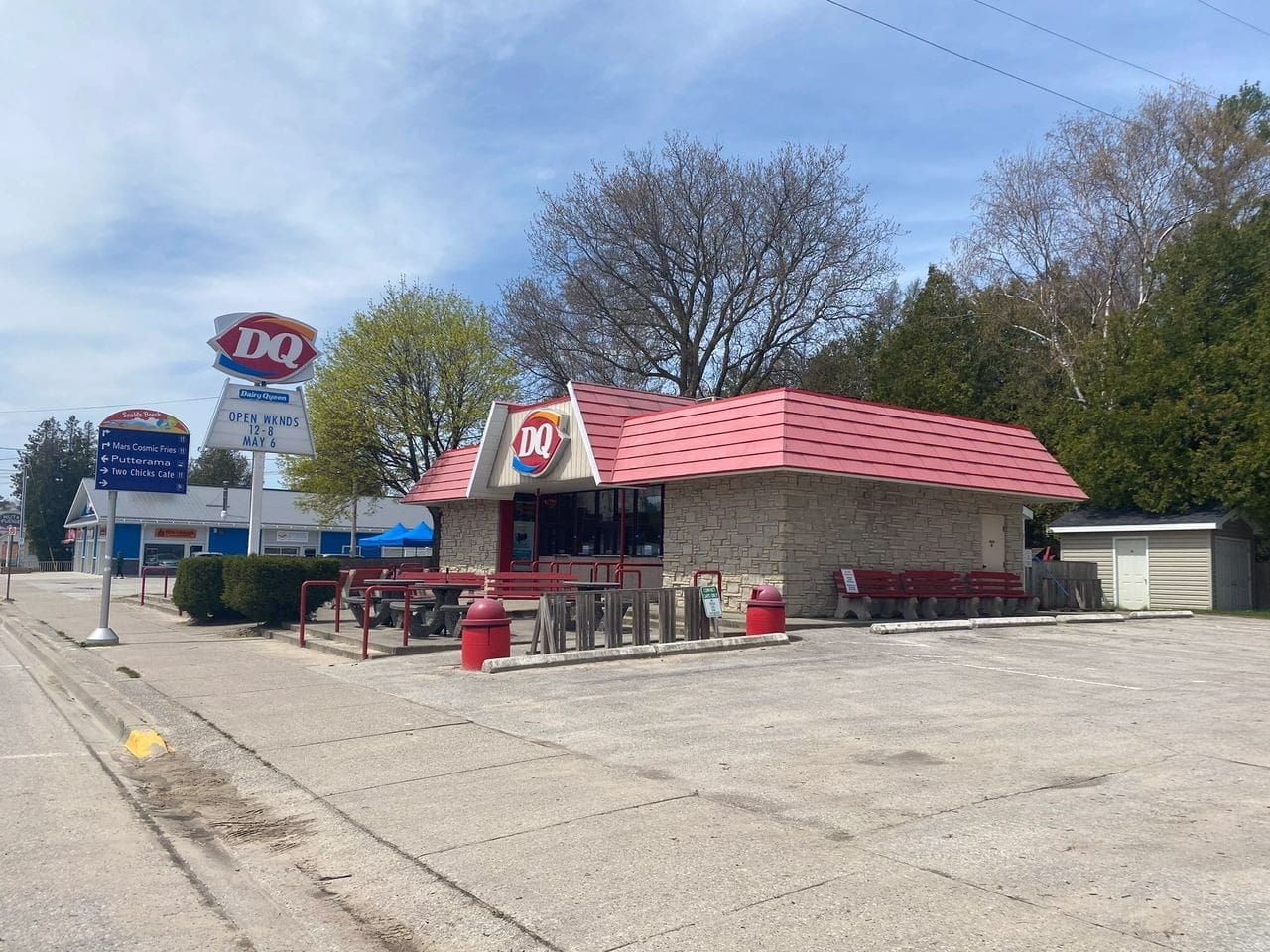A fast food restaurant with red roof and blue sky